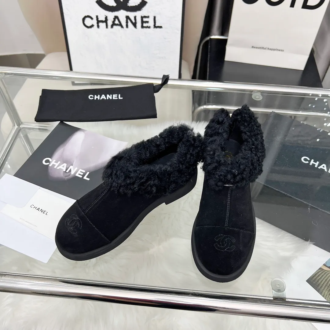 👟👟Ex-factory price 540👟👟 High version of Chanel CHANEL, 🌞🌞🌞Xiaoxiang’s latest 2025 autumn and winter short boots, a must-have item for this autumn and winter season! ! Ms. Chanel loves simple yet irresistible combinations to show her unique style. Mix and match freely to shine⚡Follow Grandma’s fashion steps! ! ! The top-notch craftsmanship and texture are perfectly presented. No matter any details, you can compare them with the counters. The best quality products can be entered and exited from the counters at will! ! ❶Material: imported cowhide/cow suede/wool ❷Lining: sheepskin lining ❸Feet: sheepskin ❹Outsole: original molded sole ❺Heel height: 3cm ❻Number of yards: 35-40 (40 and 41 are customized and non-refundable)